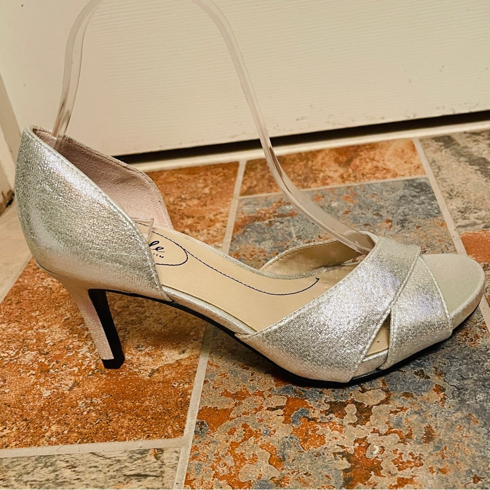 🦌Flashy Sassy Metallic Peep Toe D’Orsay Style Silver Party Heels by LifeStride! - Picture 15 of 15